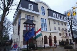 embassy jelentese magyarul