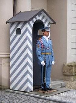 guarding jelentese magyarul