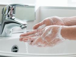 wash one’s dirty linen in public jelentese magyarul